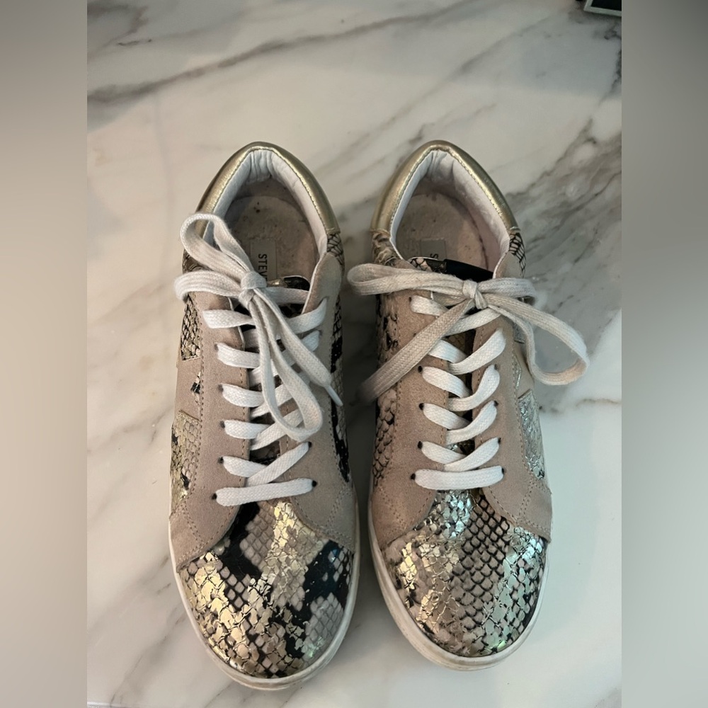 Steve Madden starling star lace up snake sneaker. Size 9M.